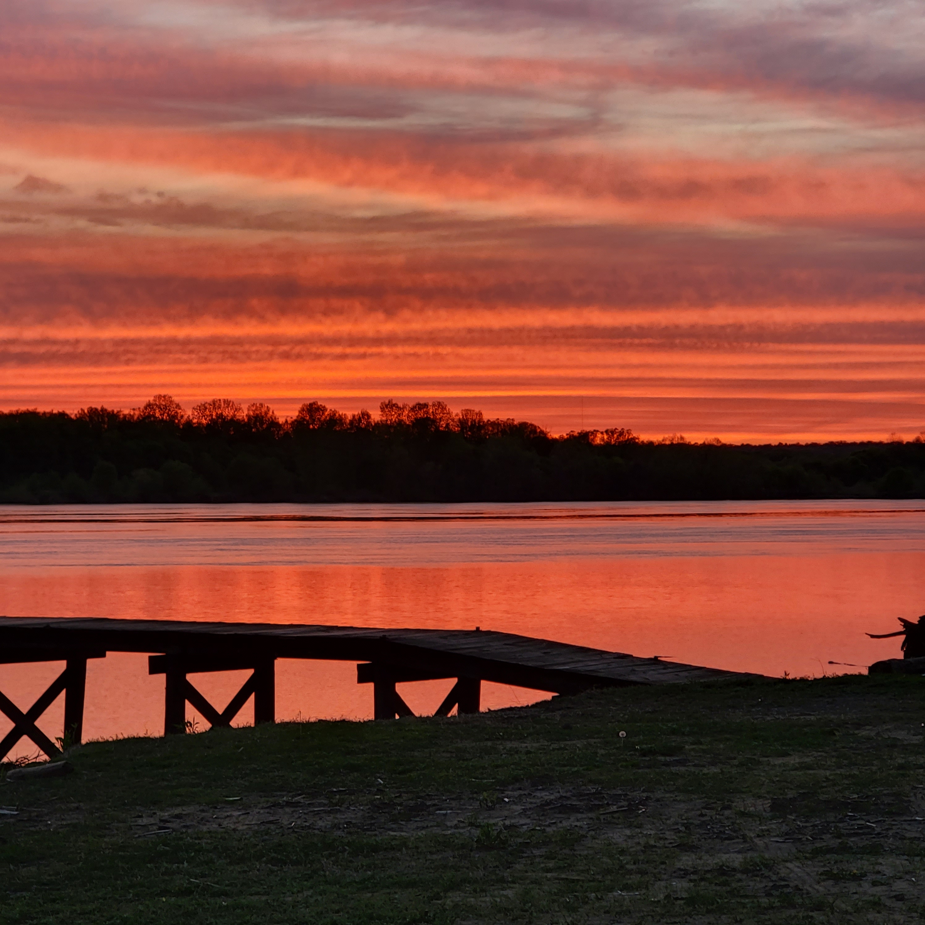 Stunning Kentucky sunset over Ohio River